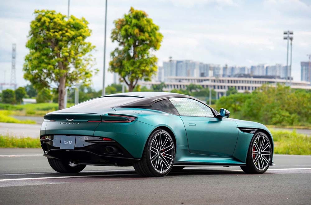 Aston Martin DB12 2do sobre Vietnam, la primera aparicion similar. Foto: Hung Vu