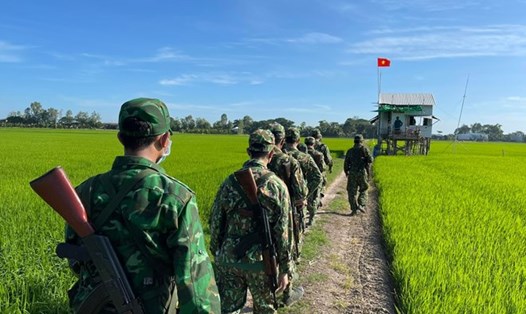 Sĩ quan quân đội là một trong nhiều đối tượng được hưởng hỗ trợ 5 triệu đồng/tháng từ 15.8. Ảnh: Hương Nha