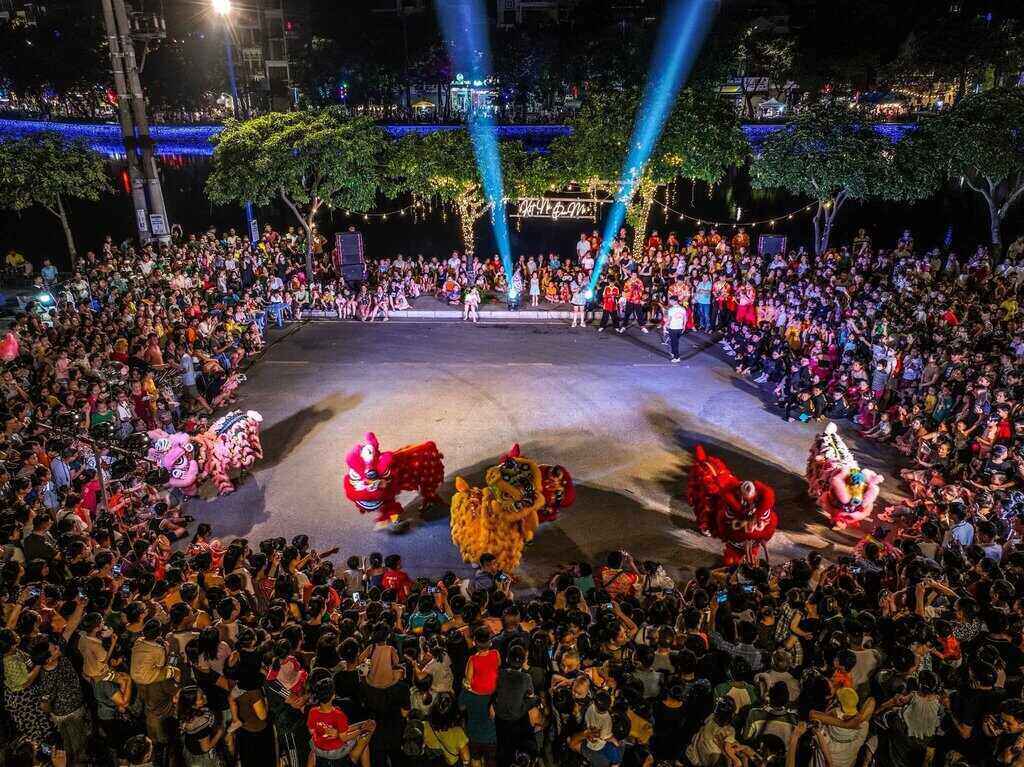 La gente experimenta en la calle peatonal - Bach Dang Night Market, Hai Phong City. Foto: Chung Thanh