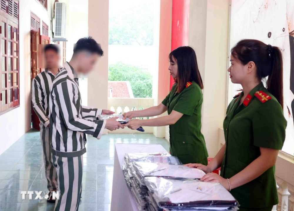 닌칸 교도소(빈빈) 간부들이 지난 4월 30일 특별 사면 대상자에게 옷을 지급하고 있습니다. 사진: TTXVN