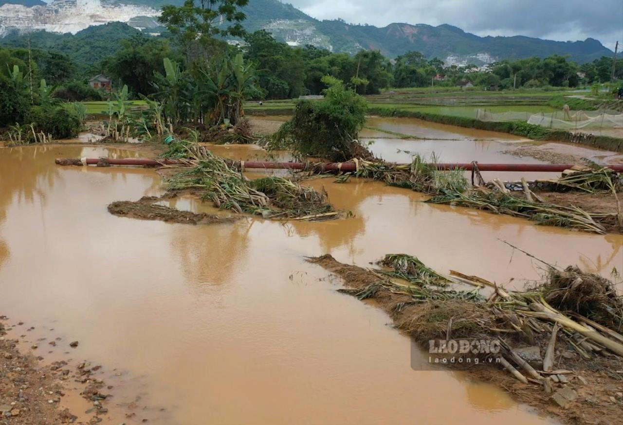 Les autorites competentes et l'unite de gestion et d'exploitation sont en train de reparer d'urgence les ouvrages hydrauliques endommages apres les inondations. Photo : Van Duc.