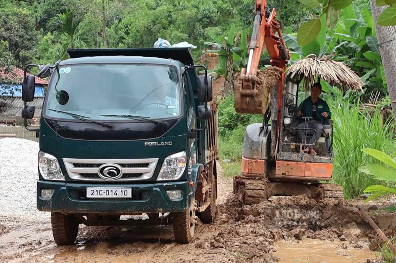 Cac don vi chuc nang khan truong khac phuc hau qua thiet hai cac cong trinh thuy loi do mua lon keo dai. Anh: Van Duc.