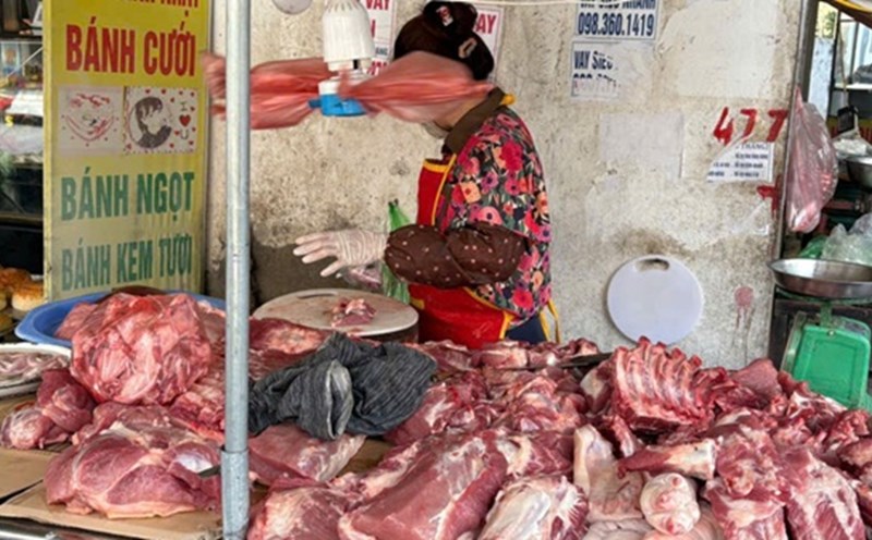 The inspection and control of food quality and origin at markets still has many limitations. Photo: Tat Thao