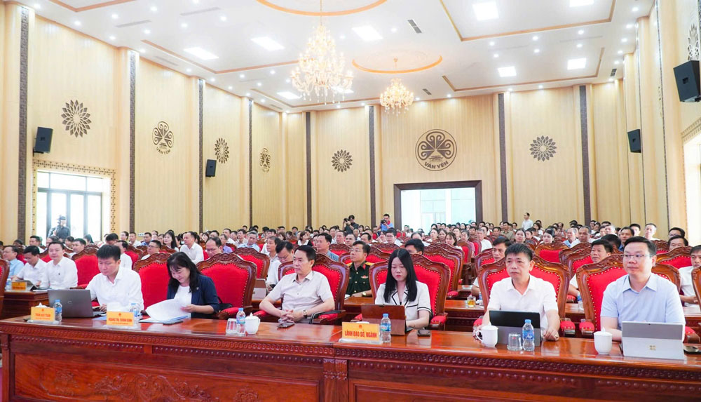 Dong dao cu tri va lanh dao tinh Lao Cai tham du hoi nghi.