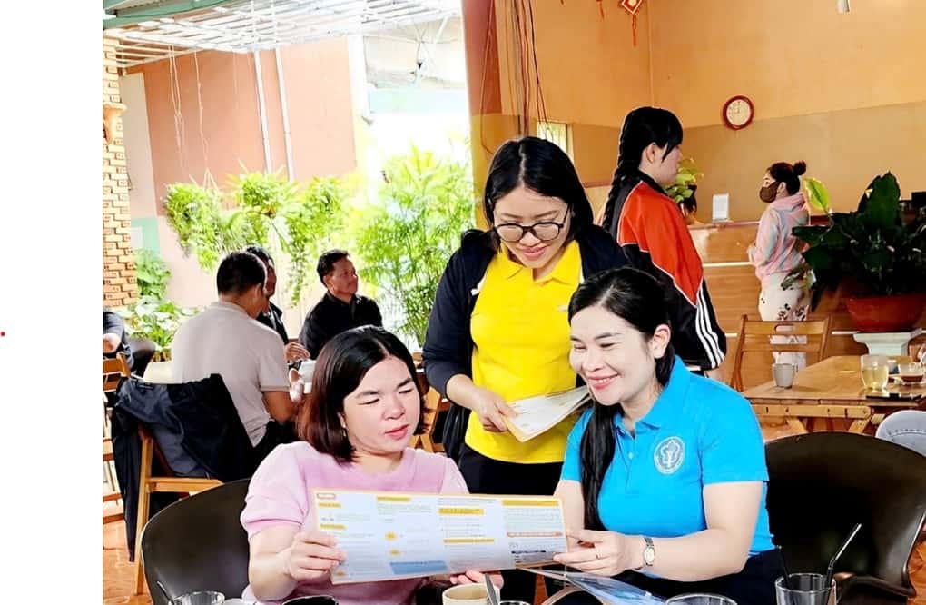 Les agents d'assurance et le personnel de perception de la poste diffusent et mobilisent la population pour qu'elle participe a l'assurance. Photo : Thanh Tuan