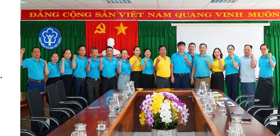 BHXH khu vuc XXIII va Buu dien tinh Gia Lai ra quan tuyen truyen trong nguoi dan, ho gia dinh. Anh: Bich Giang