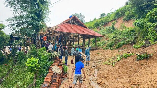 Les pluies et les inondations provoquent des glissements de terrain et des rochers obligeant de nombreux menages des villages des hauts plateaux de Son La a etre deplaces d'urgence. Photo : Truong Son