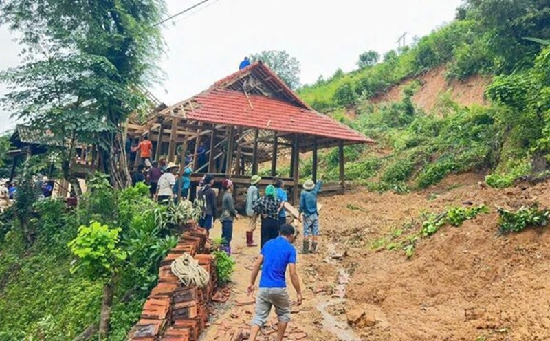 Floods and rains caused landslides, forcing many households in mountainous areas of Son La to evacuate urgently. Photo: Truong Son