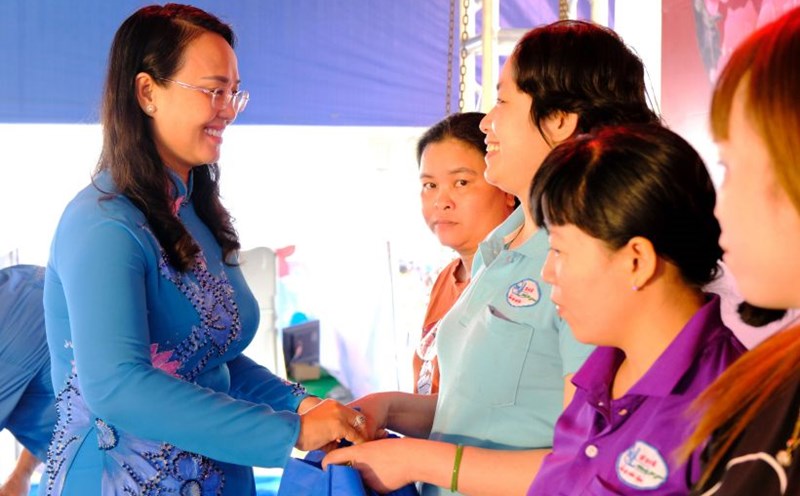 President of Can Tho Labor Federation Le Thi Suong Mai represented the Trade Union organization to visit workers. Photo: My Ly