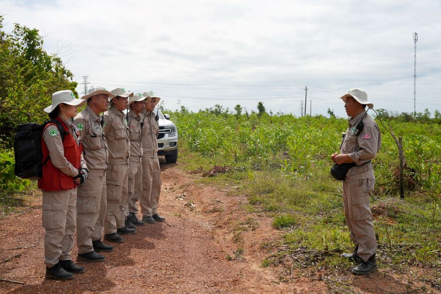 L'equipe de traitement des mines mobiles (EOD) de NPA/RENEW deploie une mission de destruction de bombes a fragmentation detectees. Photo : NPA/RENEW