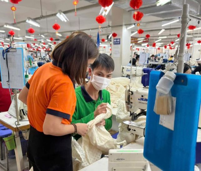 Hung Yen 省 My Hao 地区の工業団地で働く労働者。写真:Quynh Chi