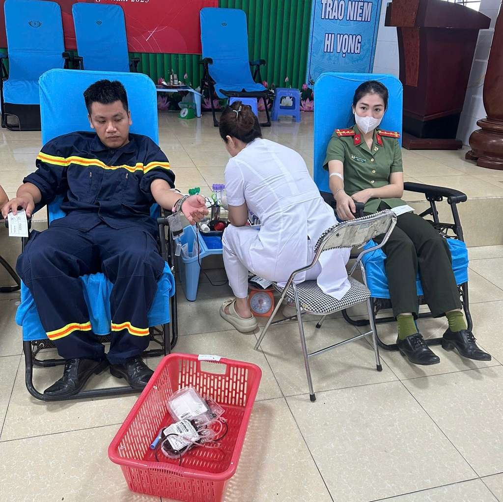 Los oficiales de policia de Nghe, una provincia, donan urgentemente sangre para salvar a las personas, un hermoso gesto. Foto: NGOC ANH