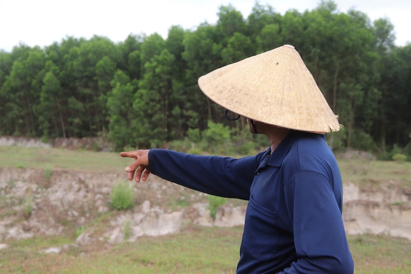 Apres avoir termine l'exploitation miniere a Da Nang la societe TNHH Hiep Dai Hung s'est retiree pour restaurer l'environnement et a annonce qu'elle effectuait les procedures de faillite. Photo : Nguyen Linh. Sur la photo M. Nguyen Duc Anh un habitant du village d'An Chau possede plus d'un sao de terres agricoles dans cette zone mais elle est maintenant abandonnee et ne peut pas etre cultivee.