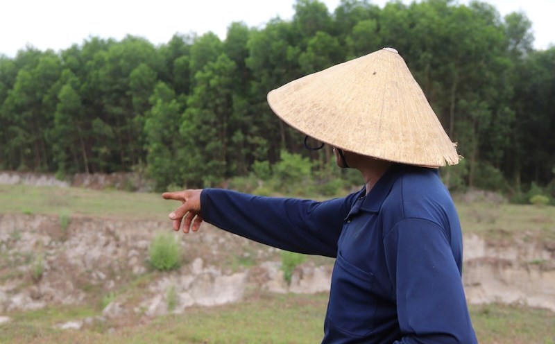 After finishing mineral exploitation in Da Nang, Hiep Dai Hung Company Limited delayed environmental recovery, announcing that it was undergoing bankruptcy proceedings. Photo: Nguyen Linh. In the photo is Mr. Nguyen Duc Anh, a resident of An Chau village, who has more than 1 sao of rice fields in this area but is now abandoned and unable to be cultivated.