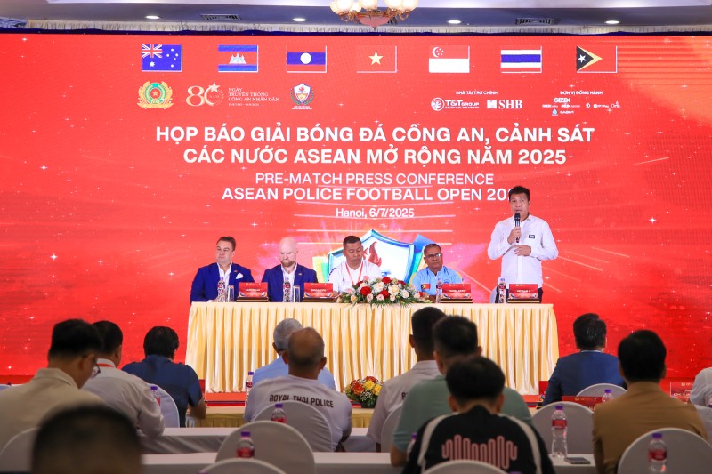 Huan luyen vien cac doi bong tham du hop bao giai bong da Cong an, Canh sat ASEAN mo rong 2025. Anh: Minh Dan