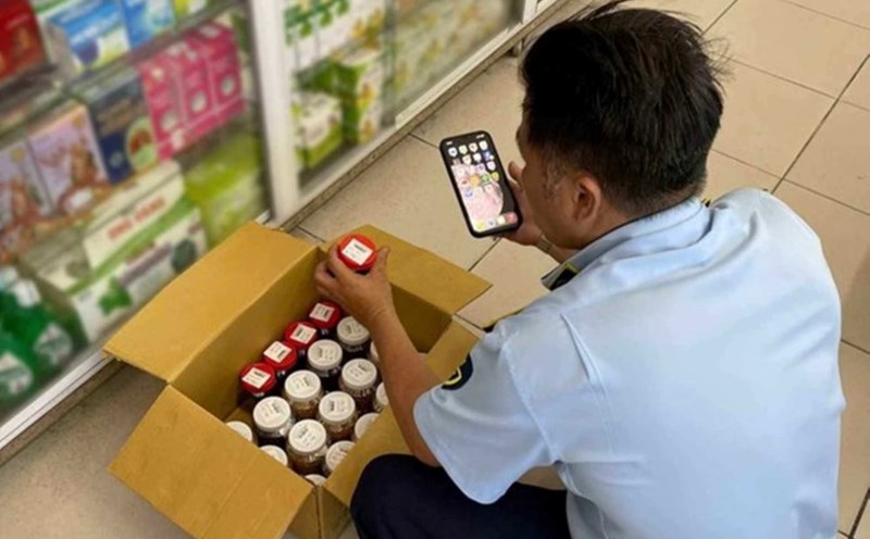 The Ho Chi Minh City Market Management Force inspects a functional food business establishment. Photo: Ngoc Le