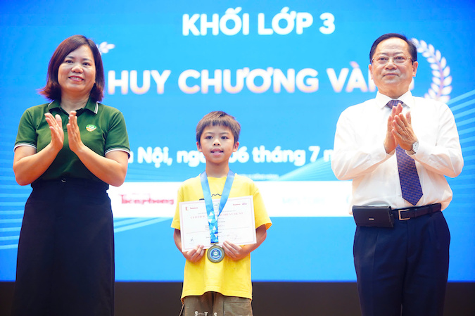 Ban to chuc trao giai cho thi sinh doat giai. Anh: Ban to chuc