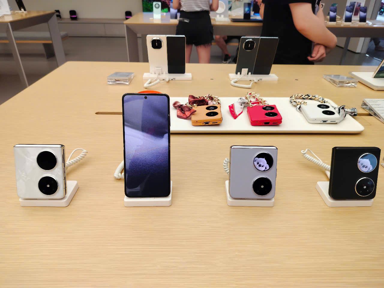 Hay pocos productos nuevos nacidos como una de las razones por las cuales el numero de telefonos inteligentes vendidos en China disminuyo en mayo de 525. Foto: Nguyen Dang