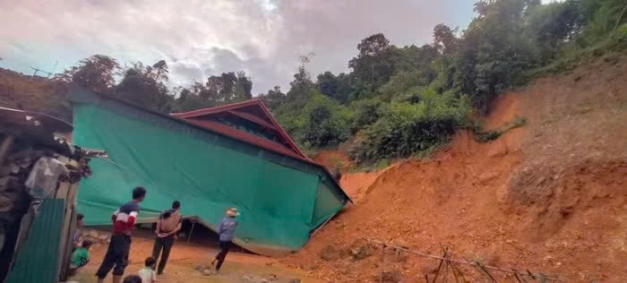 Les glissements de terrain ont gravement endommage les maisons des habitants de la commune de Na Loi causant des dommages materiels. Photo : Hai Dang