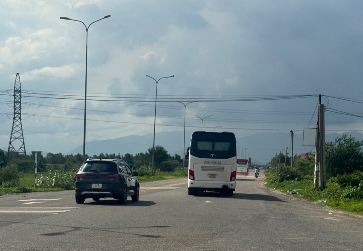 Mot so o to roi hang, chay vao duong noi bo KCN Ham Kiem II. Anh: Duy Tuan