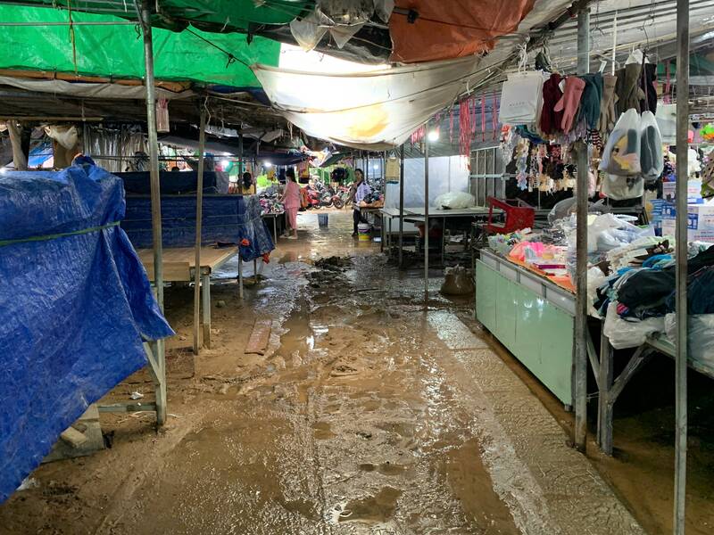 Muchos puestos en el mercado de Thanh Vinh (Lien Chieu Ward, Da Nang) cerraron para limpiar el barro. Foto: Thao Trang