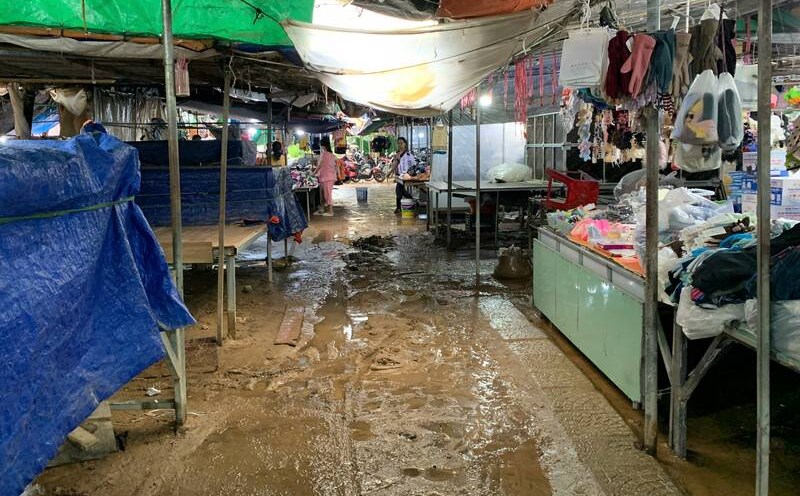 Many stalls in Thanh Vinh market (Lien Chieu ward, Da Nang) were closed to clean up mud. Photo: Thao Trang