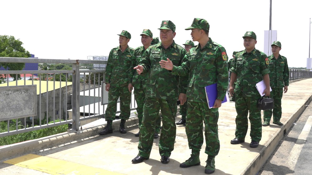 Dai ta Pham Van Thang, (hang dau ben trai) Pho Chi huy truong Bo chi huy Quan su tinh, Chi huy truong Ban Chi huy Bo doi Bien phong tinh An Giang, kiem tra thuc te tai doan bien gioi do don Bien phong cua khau Long Binh quan ly. Anh: Tien Vinh