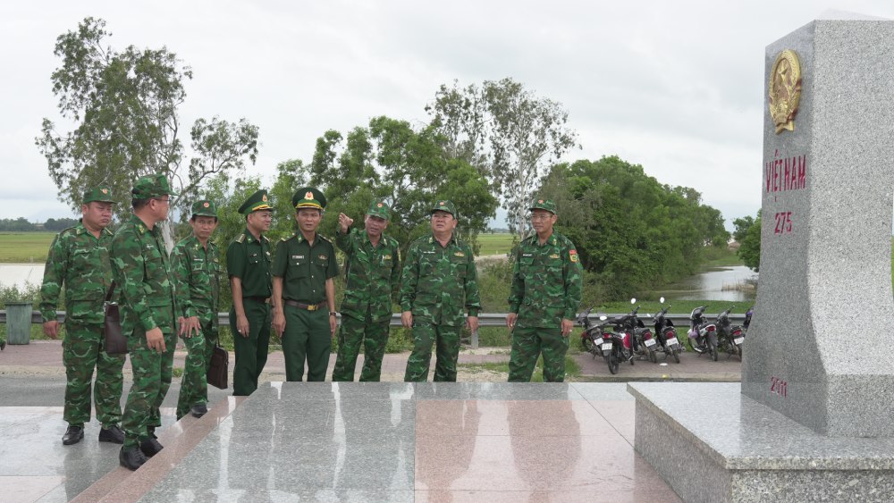 La delegation de travail du commandement des gardes-frontieres de la province d'An Giang a pris connaissance de la situation frontaliere et de la zone de la borne de souverainete 275 quartier de Tinh Bien province d'An Giang. Photo : Tien Vinh