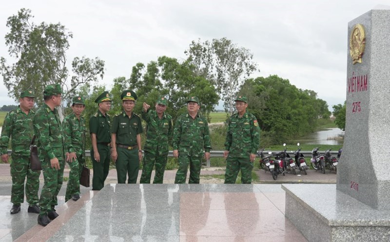 The working group of the An Giang Provincial Border Guard Command grasped the situation of the border and area at sovereignty mark 275, Tinh Bien ward, An Giang province. Photo: Tien Vinh