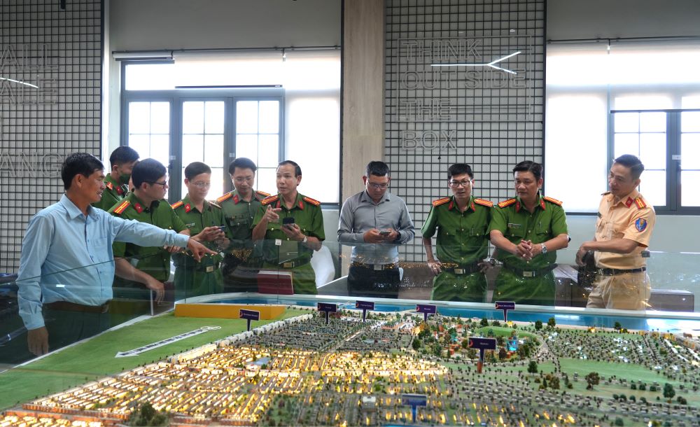 Cac don vi khao sat cac tuyen duong cho giai chay. Anh: Doan Duong