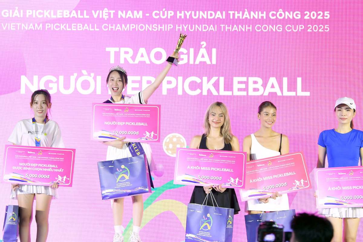 Dien vien Huynh Hong Loan nhan giai hoa khoi cua Giai Pickleball Viet Nam 2025. Anh: Duy Anh