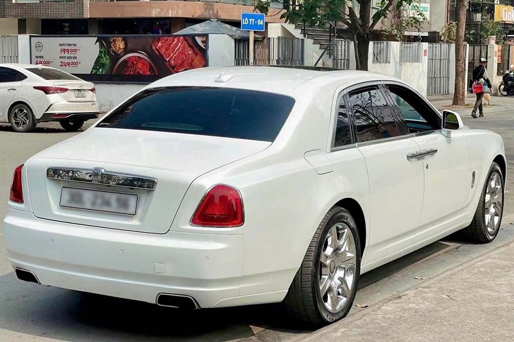 La serie Rolls-Royce Ghost original que me vendi por mas de 4 mil millones, atrayendo atencion gracias a su lujosa aparicion y su matricula de subasta especial. Foto: Hung Vu