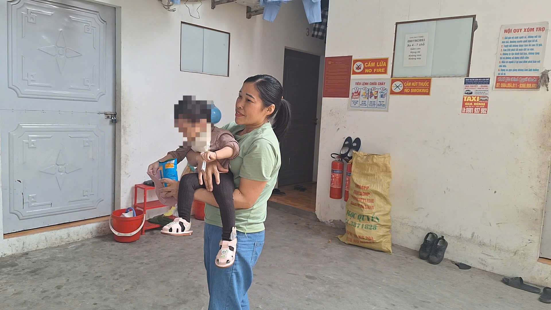 Mme Mui Thi Tac heureuse que son enfant soit exempte de frais de scolarite pendant la nouvelle annee scolaire. Photo : Quynh Chi