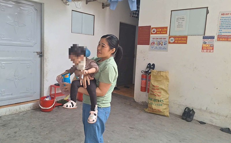Ms. Mui Thi Tac is happy because her child is exempted from tuition fees in the new school year. Photo: Quynh Chi