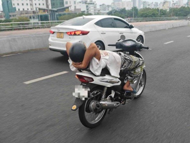 Xử lý quái xế thả hai tay khi điều khiển xe máy trên cầu Rồng, Đà Nẵng