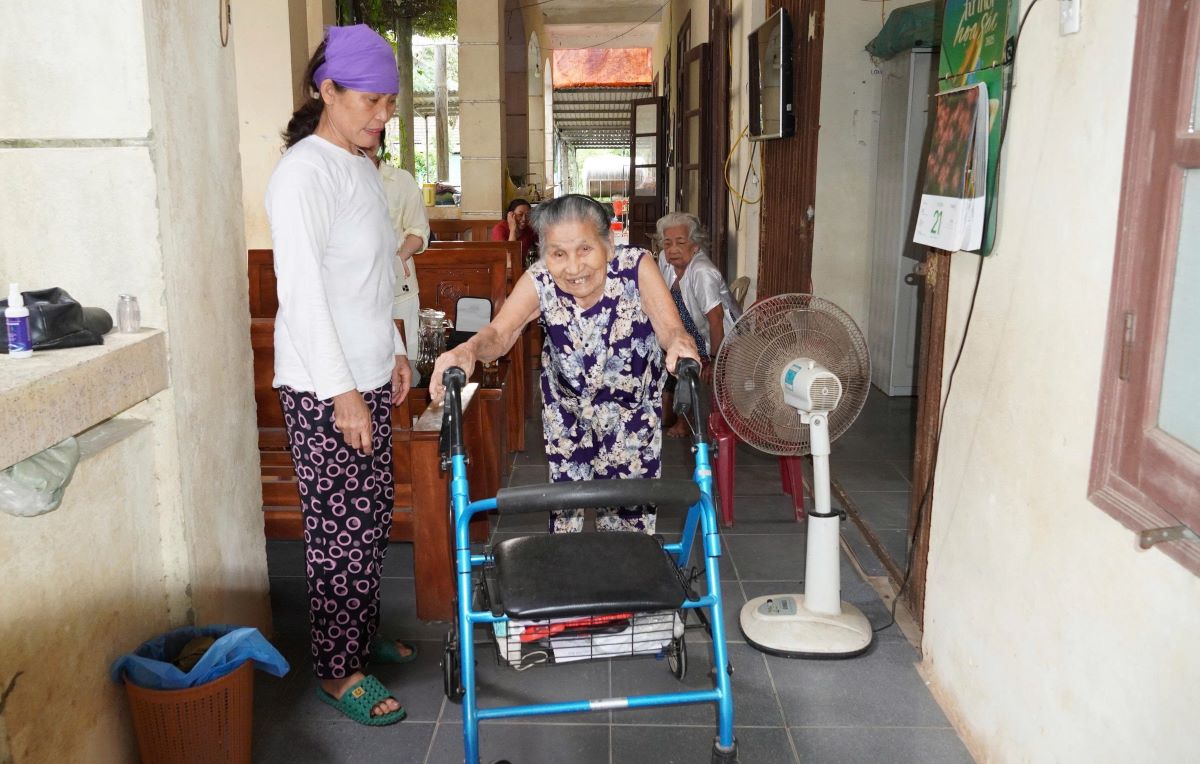 Các hộ dân tạm cư trong một trụ sở cũ rất bất tiện. Ảnh: Hàn Nguyên