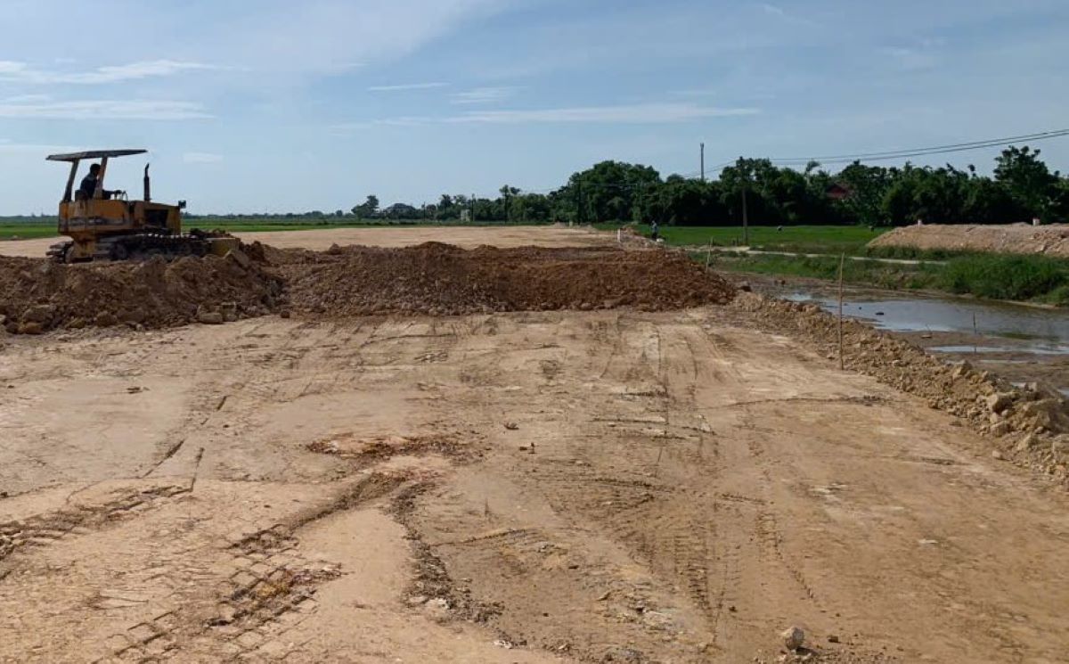 Sáng 7.7, chỉ có 1 xe ủi và vài xe tải chở đất ở khu tái định cư. Ảnh: Hàn Nguyên