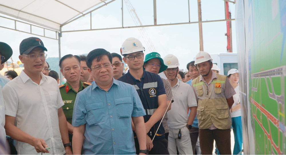 Chu tich UBND tinh nghe bao cao tien do Du an Cang Hang khong quoc te Phu Quoc. Anh: Nguyen Anh