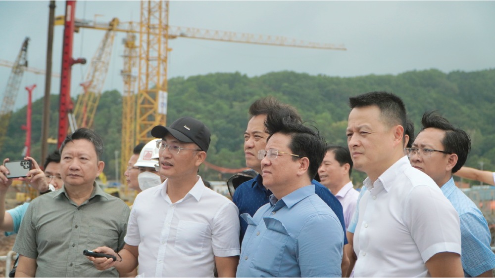 Le president du Comite populaire provincial d'An Giang Ho Van Mung (2e a partir de la droite) enquete sur la situation reelle du projet de zone urbaine mixte - Bai Dat do. Photo : Nguyen Anh