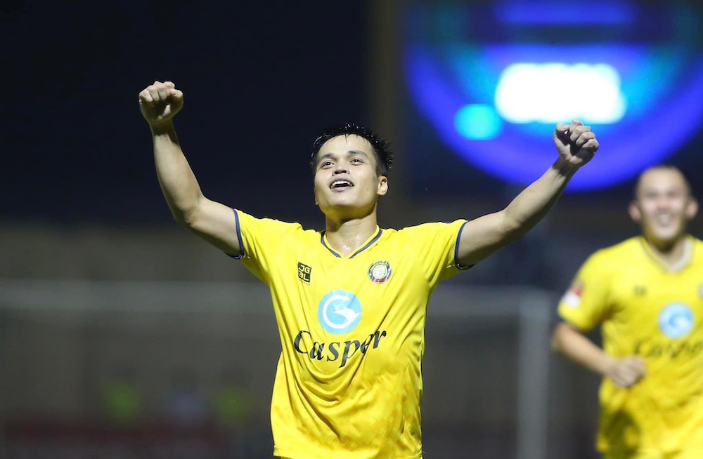A Mit chuyen den Nam Dinh FC. Anh: Mai Phuong