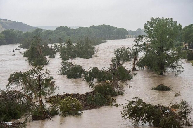 Los destellos ocurren en el area del rio Guadalupe, Texas, EE. UU. Foto: AFP