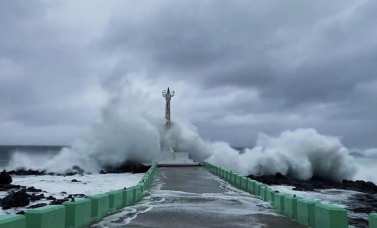 Las olas causadas por la tormenta No. 2 Danas cerca de Banh Ho, Taiwan, China en 6.7. Foto: Oficina de esa ciudad, distrito de banh ho