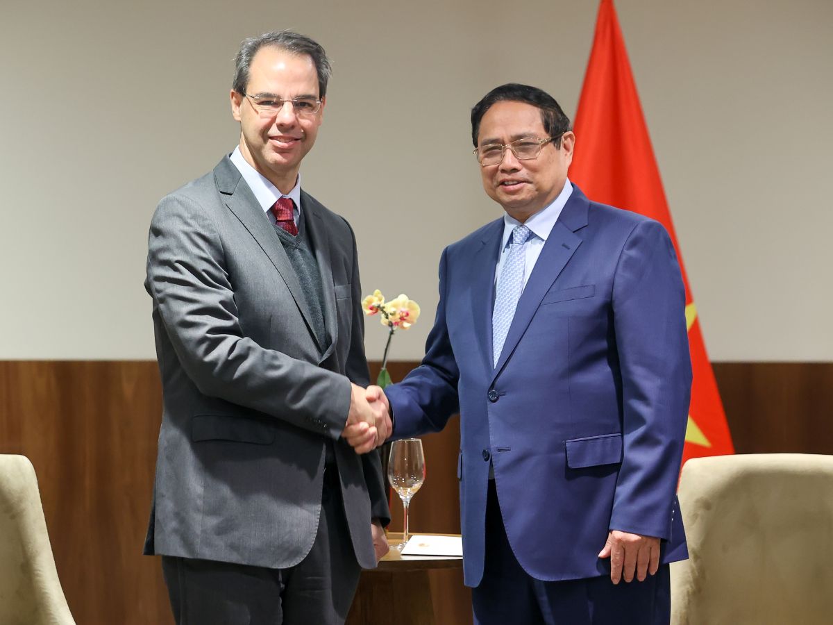 팜밍찡(Pham Minh Chinh) 총리 정부 정치국 위원이 브라질 엠브라에르(Embraer) 항공 우주 그룹의 글로벌 부회장인 호세 세라도르 네토 부아(Jose Serrador Neto,) 씨를 접견하고 있습니다. 사진: VGP