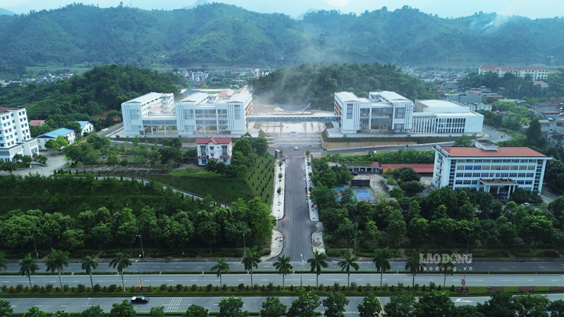 Lao Cai Specialized High School seen from Tran Hung Dao Avenue. Photo: Dinh Dai