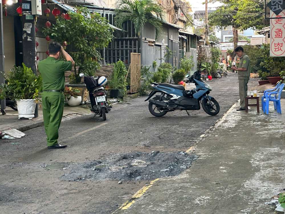 Hien truong vu chay van dang duoc luc luong chuc nang phong toa. Anh: Dong Hoang