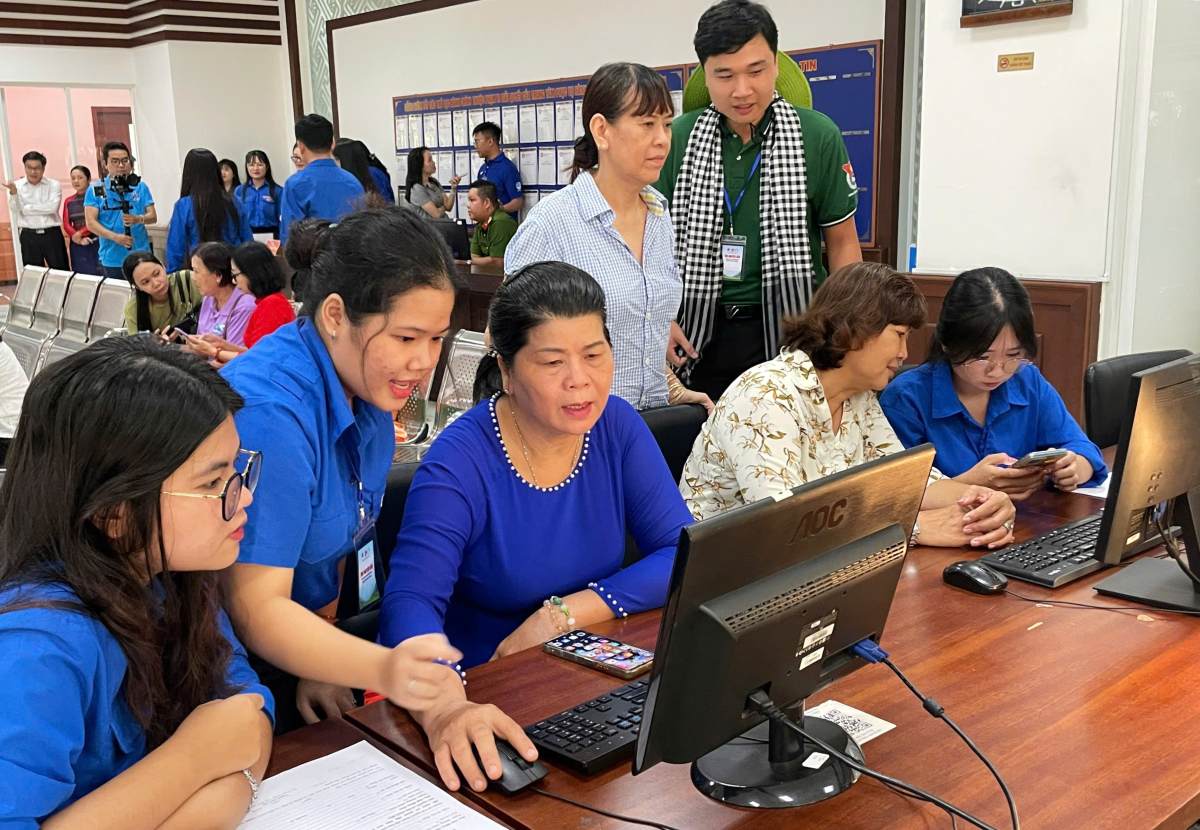 El equipo juvenil apoya a las personas para llevar a cabo procedimientos administrativos en el Centro de Administracion Publica de Phu Nhuan Ward. Foto: Thanh Chan