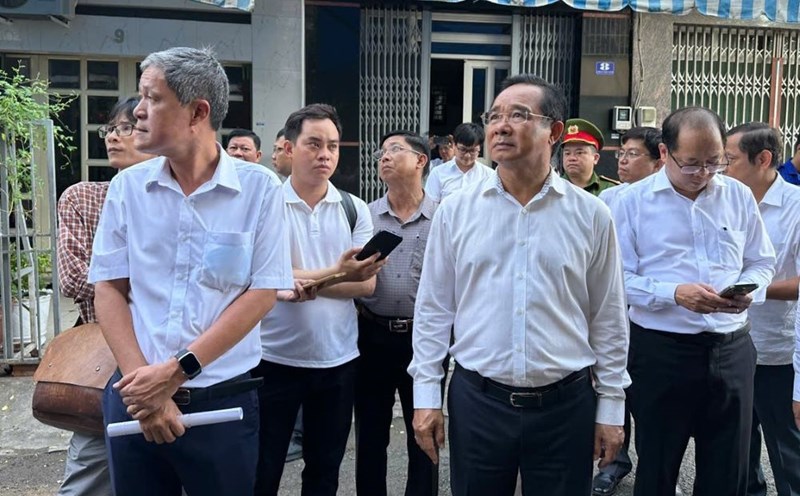 Chairman of the Ho Chi Minh City People's Committee Nguyen Van Duoc directly went to the scene of the fire at Doc Lap residence. Photo: Anh Tu