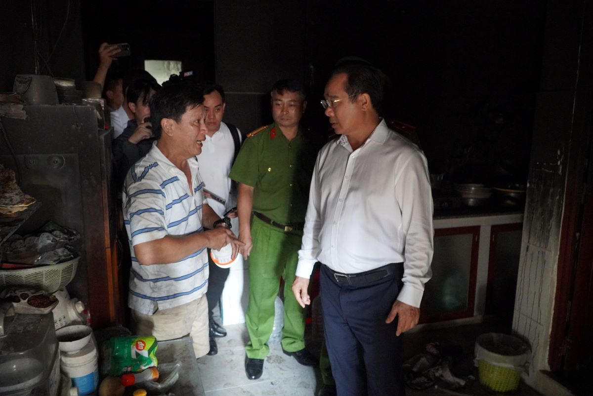 Chu tich UBND TPHCM Nguyen Van Duoc truc tiep vao hien truong vu chay. Anh: Anh Tu