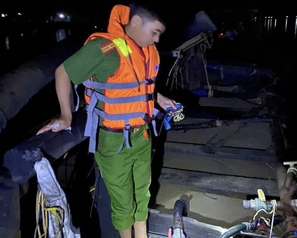 Lực lượng chức năng kiểm tra thuyền khai thác cát trái phép trên tuyến sông Gianh. Ảnh: Công an Quảng Trị