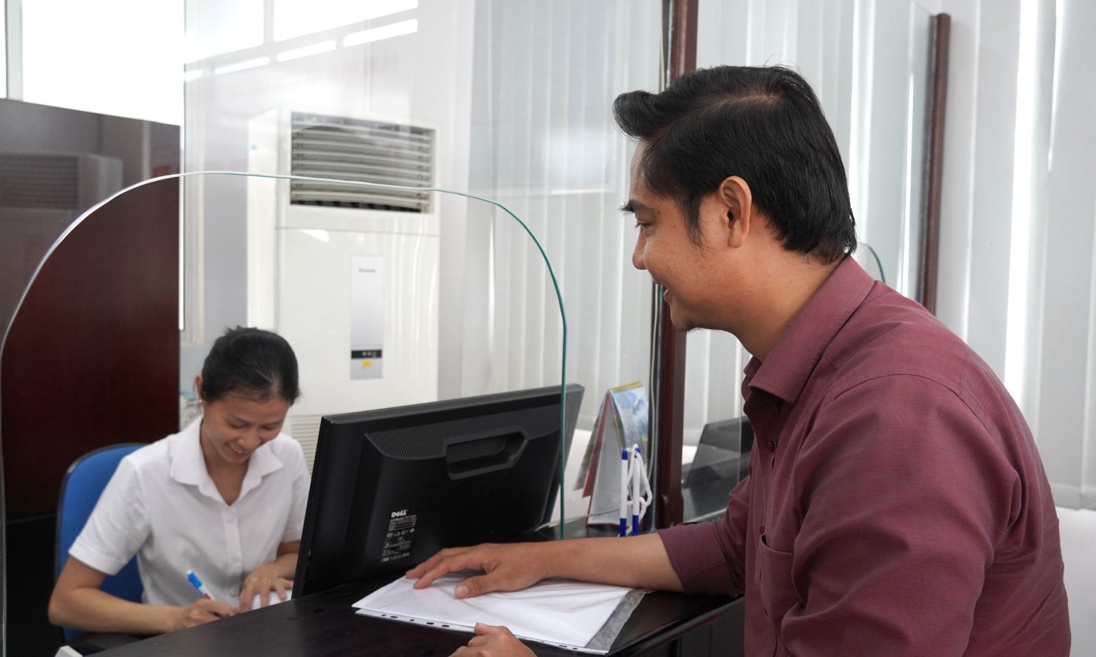 Ong Nguyen Huu Khanh den nhan ket qua thu tuc hanh chinh sau khi da bat so lam tai nha. Anh: Phuong Anh
